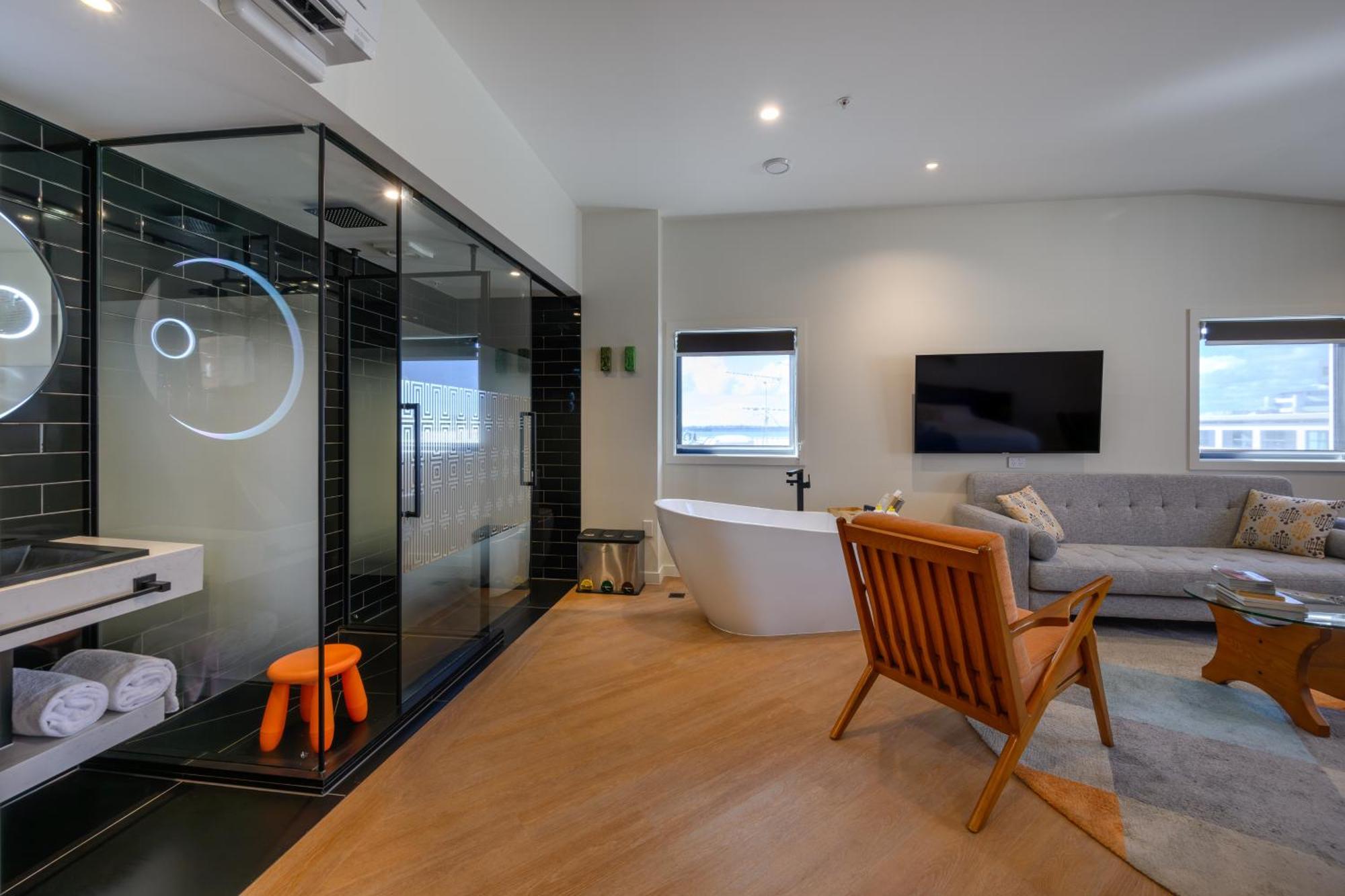 Ohtel Auckland Hotel Екстериор снимка A modern bathroom with a freestanding bathtub