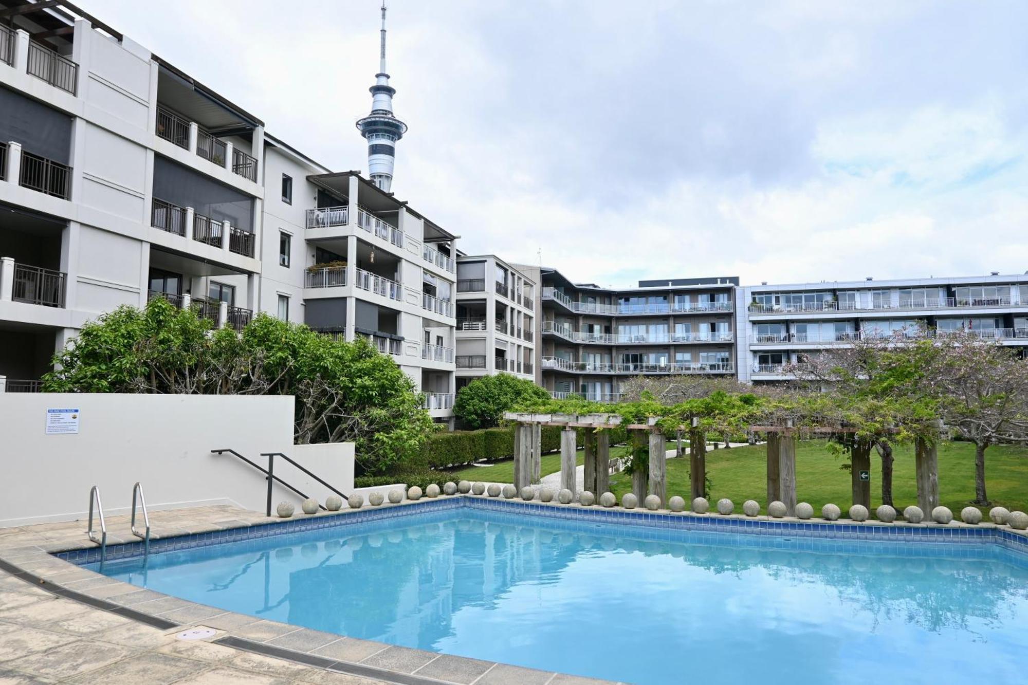 Ohtel Auckland Hotel Екстериор снимка The swimming pool at the complex